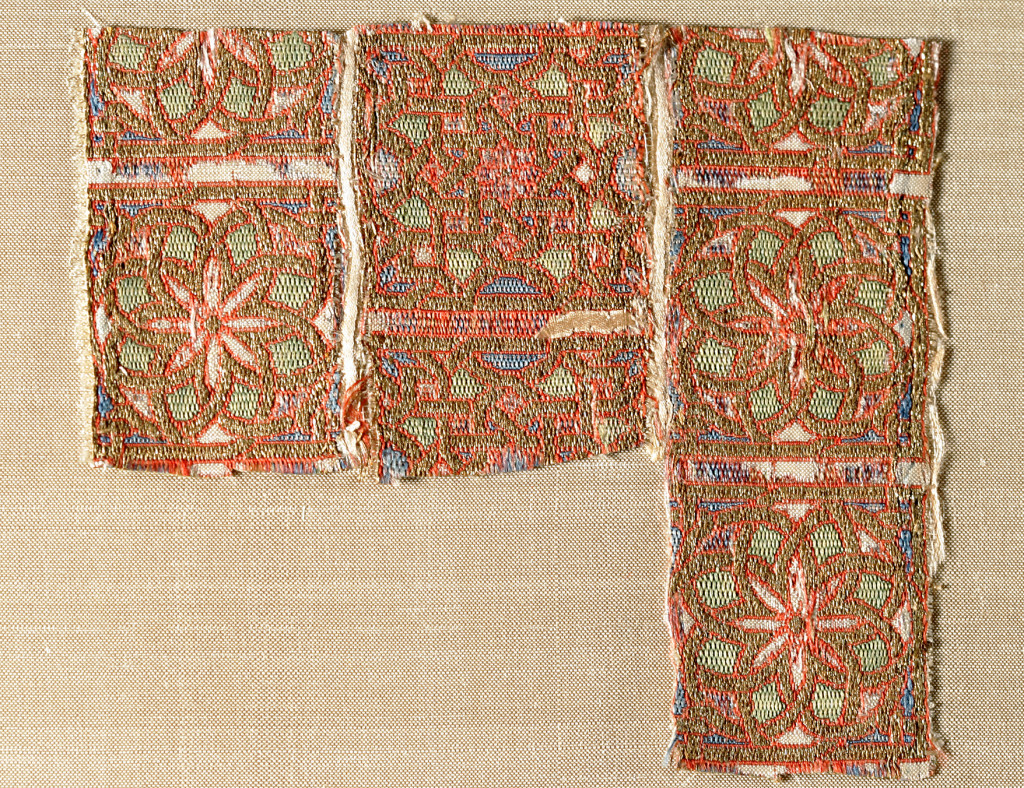 Fragment del teixit de les estrelles, s. XIII. MEV